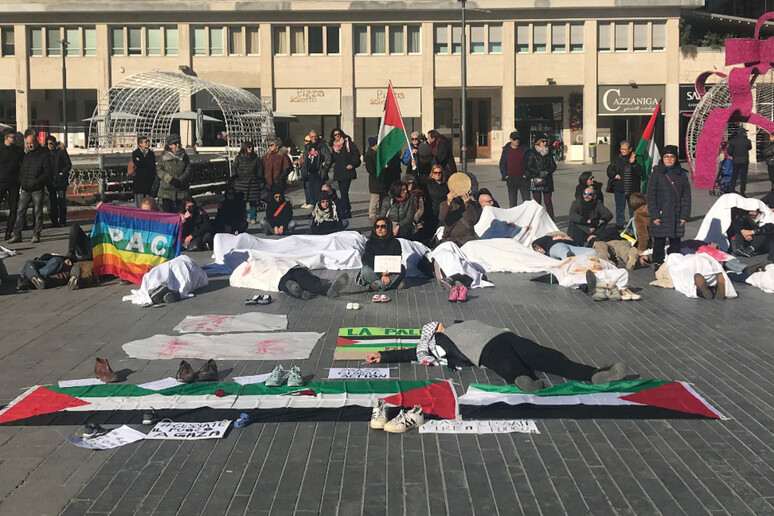 Pescara - Sit in pro Palestina, oltre duecento i manifestanti